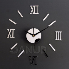 Nástěnné hodiny s římskými číslicemi - stříbrné