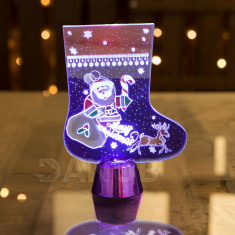 Vánoční LED dekorace na stůl - lesklý podstavec - bota - fialová - 15 cm