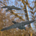 Springos Plašič ptáků - létající havran - 83x45x10cm - černý