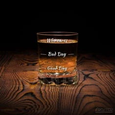 Sklenice na whiskey: Who Cares