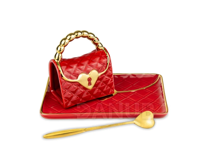 Hrnek ve tvaru kabelky s podšálkem a lžičkou ve tvaru srdce